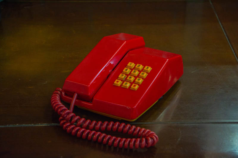 红色复古电话机图片