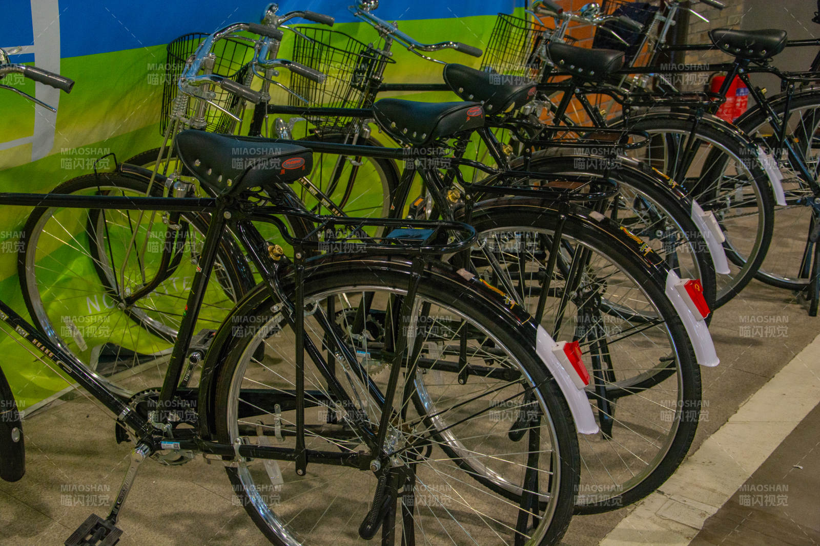 整齐排列的自行车图片