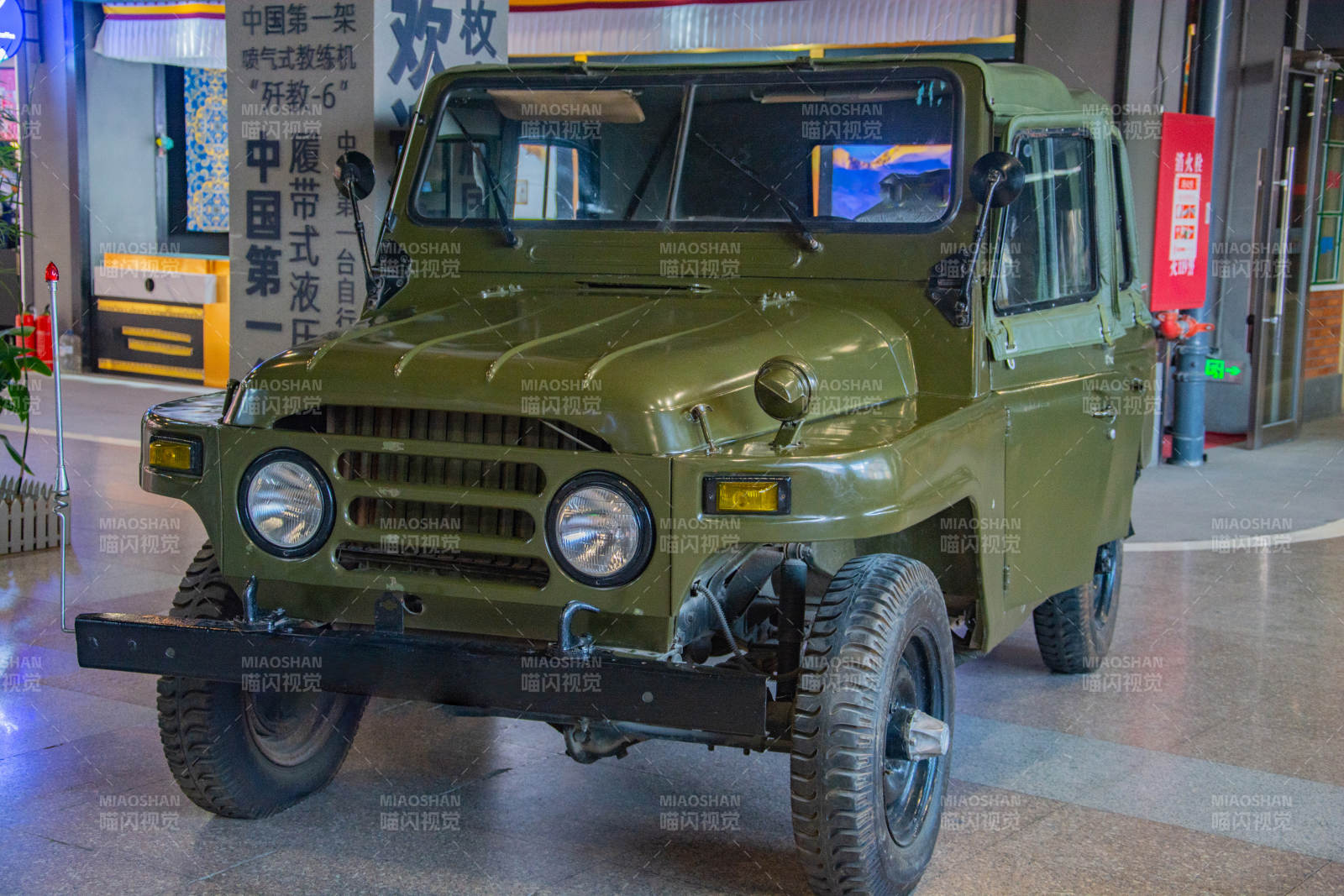 军绿色越野车展示图片