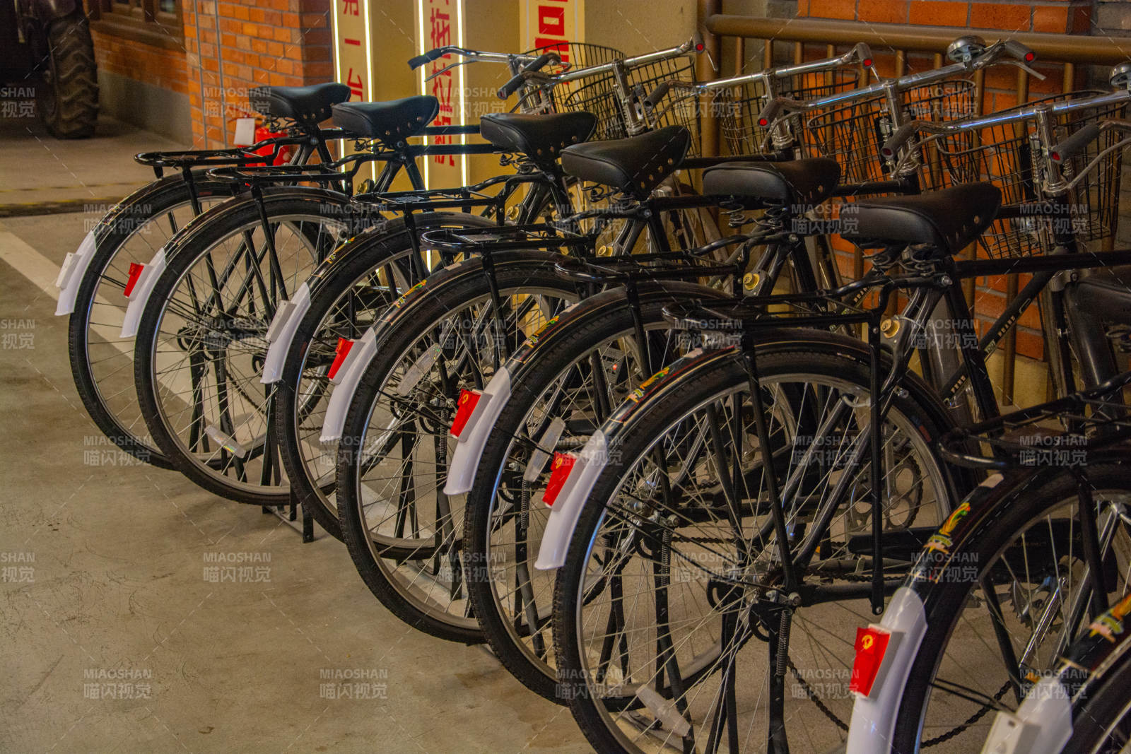 整齐排列的自行车图片
