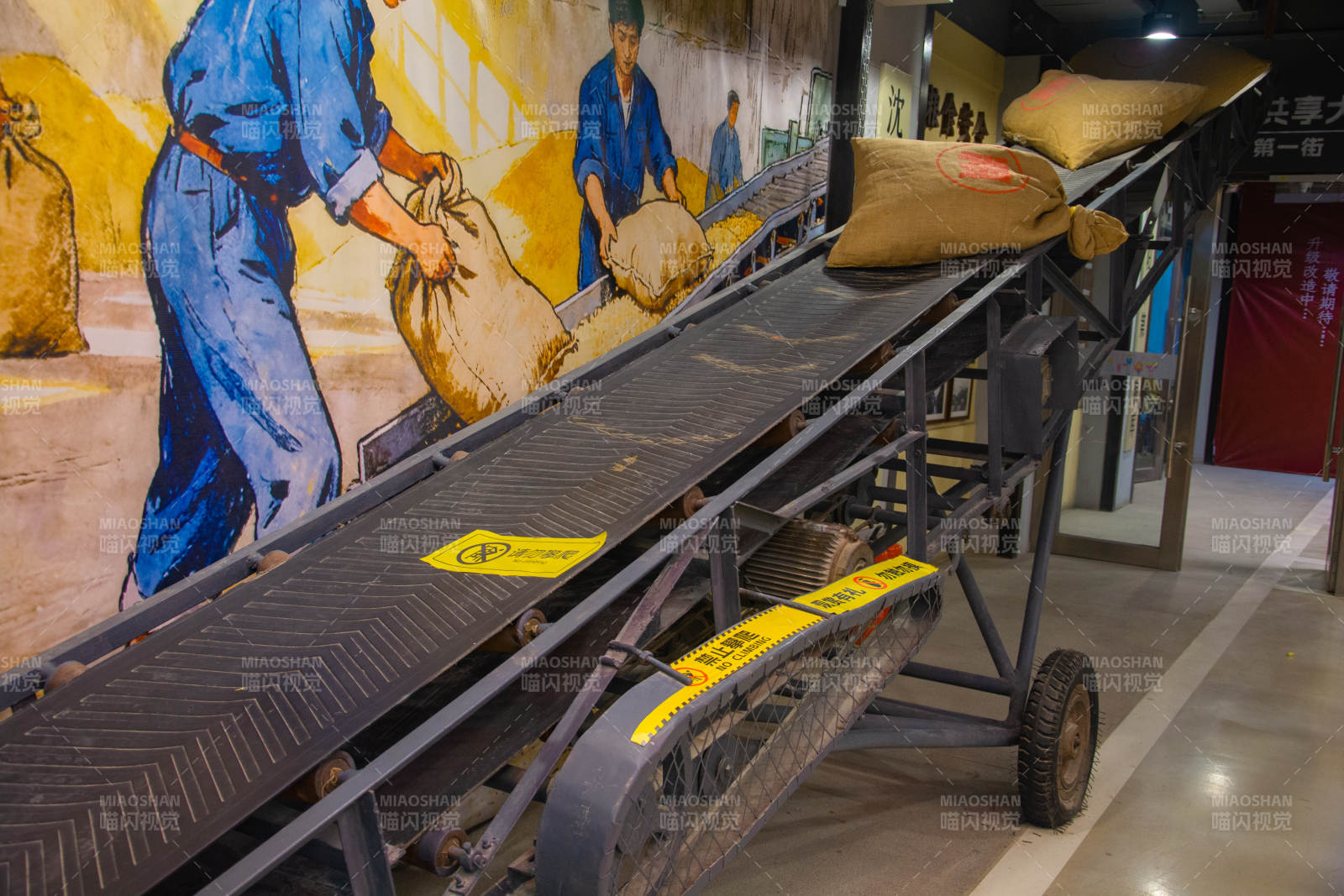 粮仓搬运场景图片