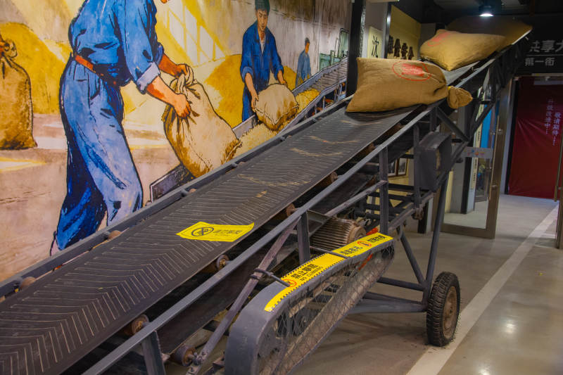 粮仓搬运场景图片