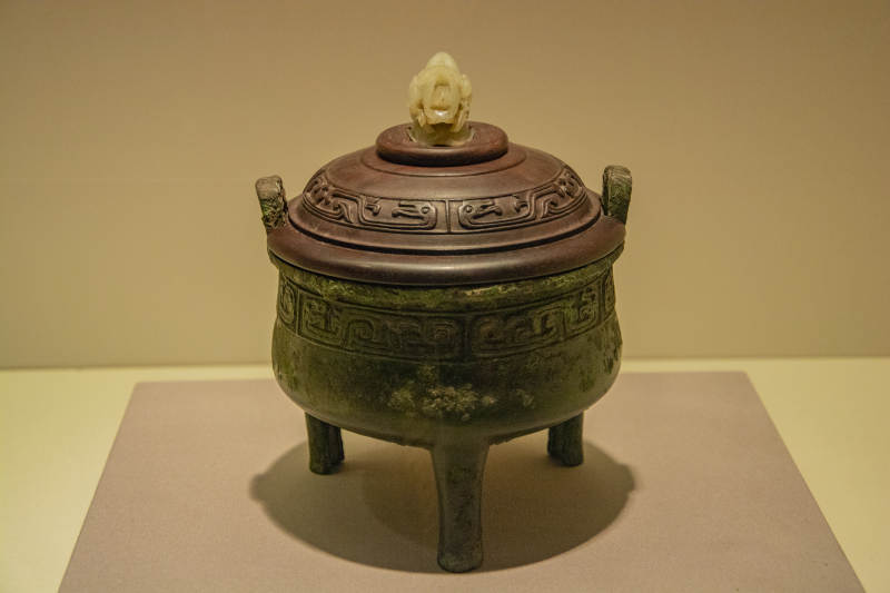 青铜鼎文物展示图片