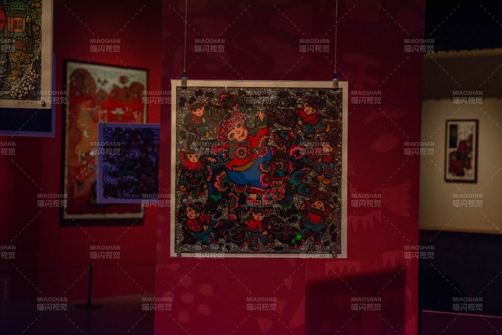 色彩斑斓的抽象画展图片