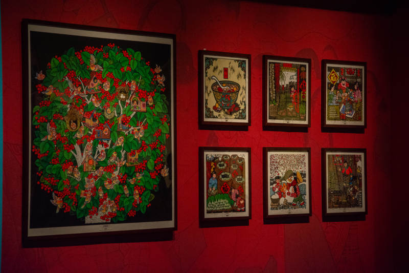 红墙上的艺术画作图片