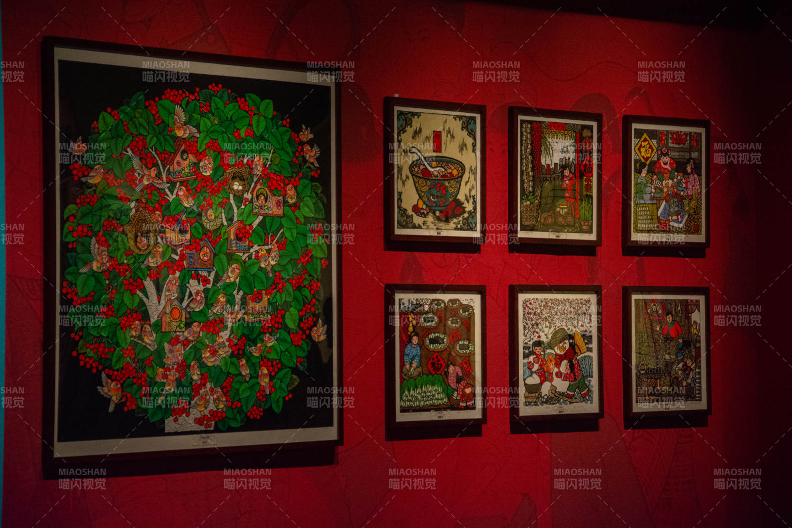 红墙上的艺术画作图片