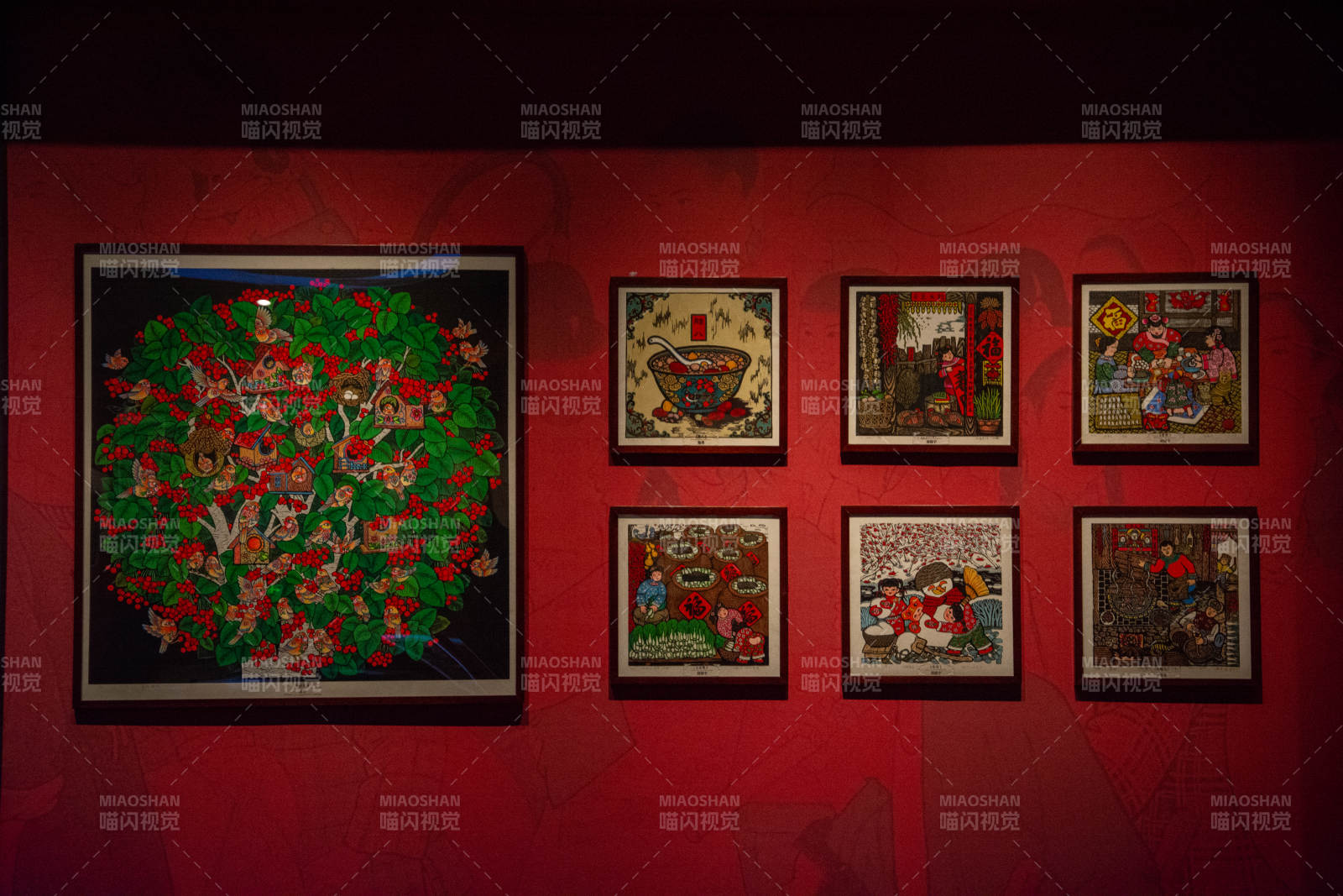 红色墙上的艺术画作图片