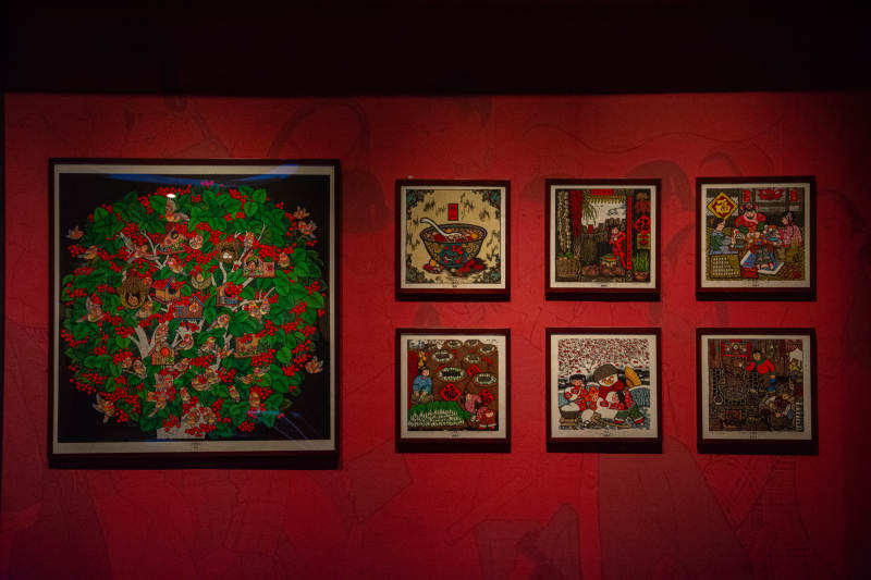 红色墙上的艺术画作图片