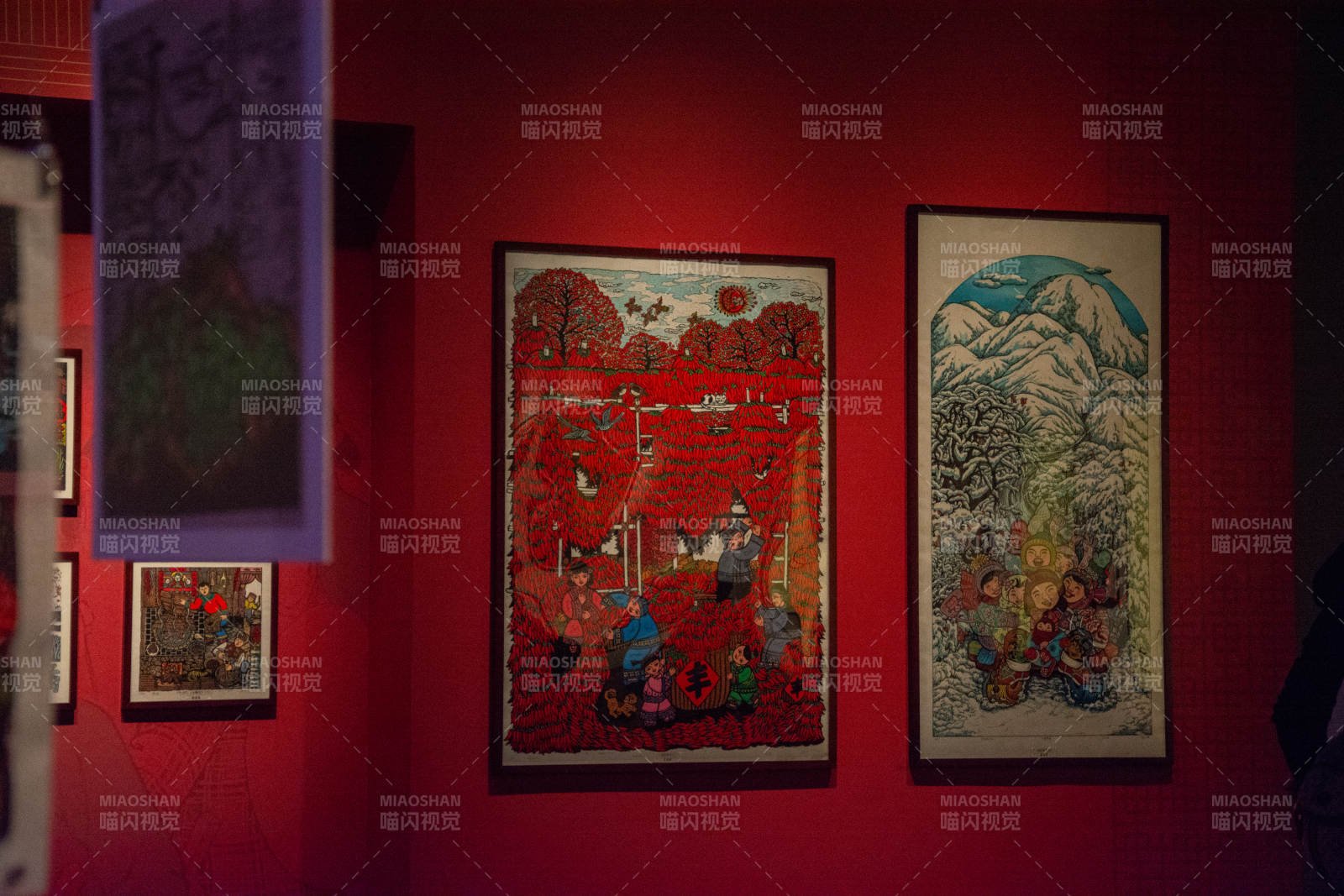 红墙上的艺术画作图片