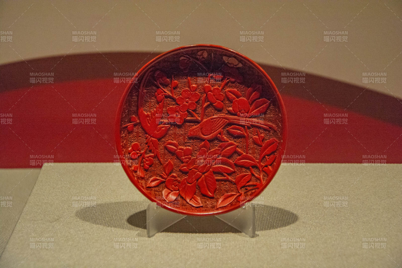 红漆雕花盘图片