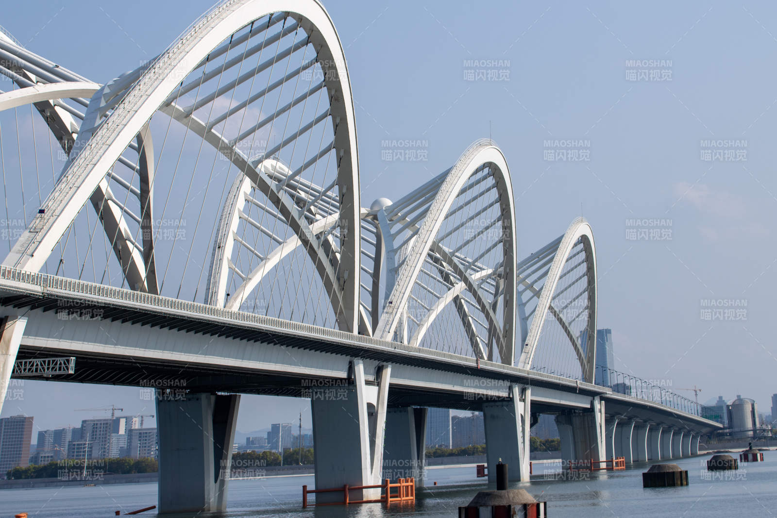 现代拱桥横跨江面图片