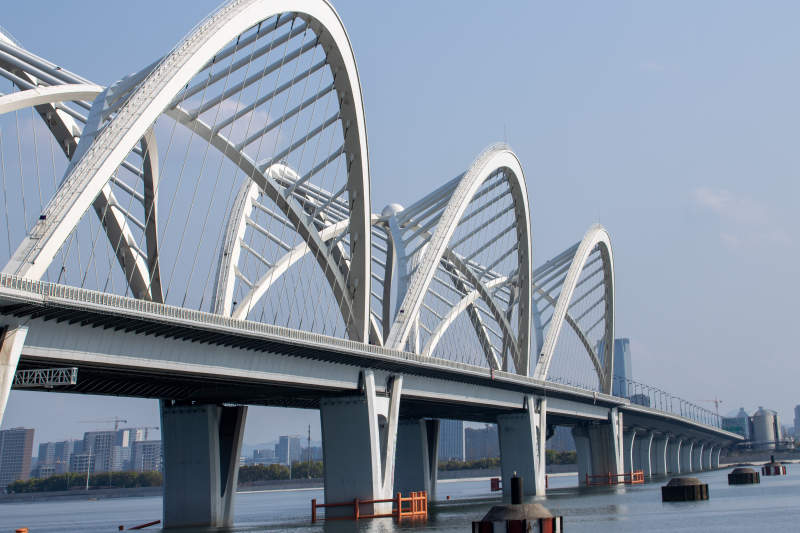 现代拱桥横跨江面图片