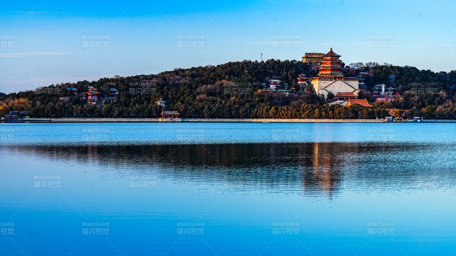 湖光山色映古塔图片