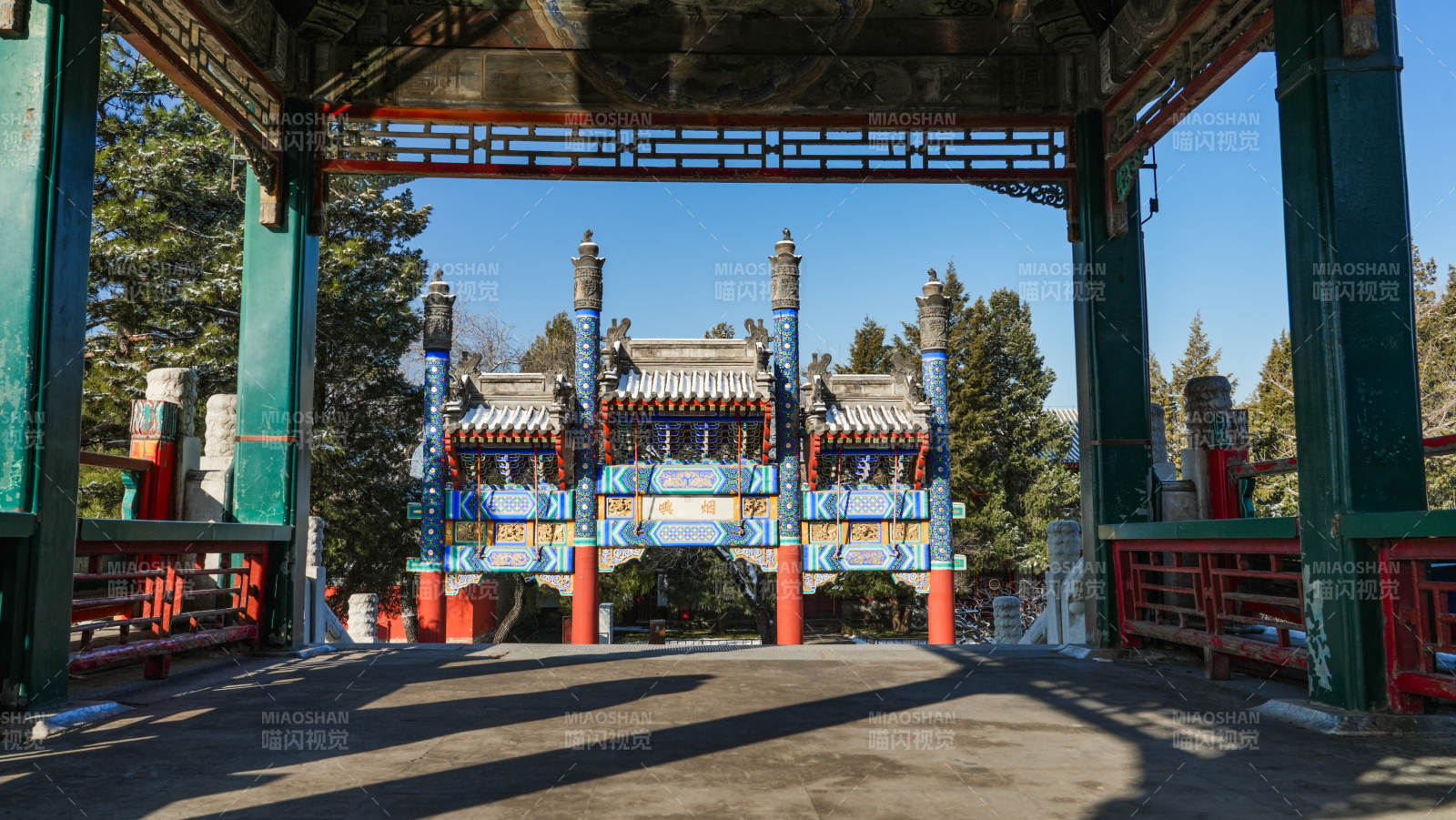 古色古香的庙宇门楼图片