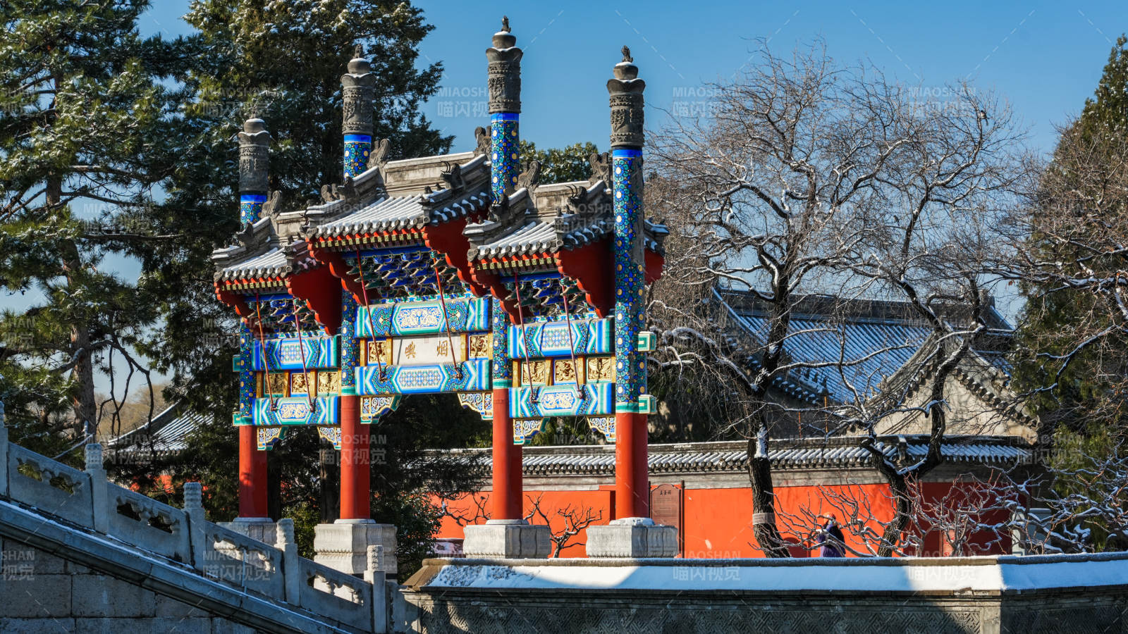 古色古香的庙宇门楼图片