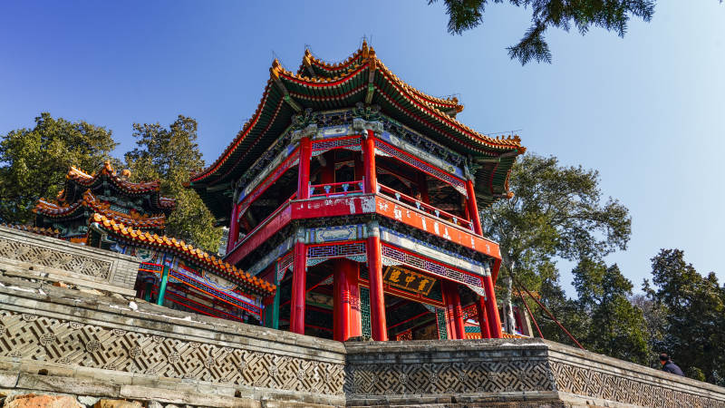 古塔红墙映蓝天图片