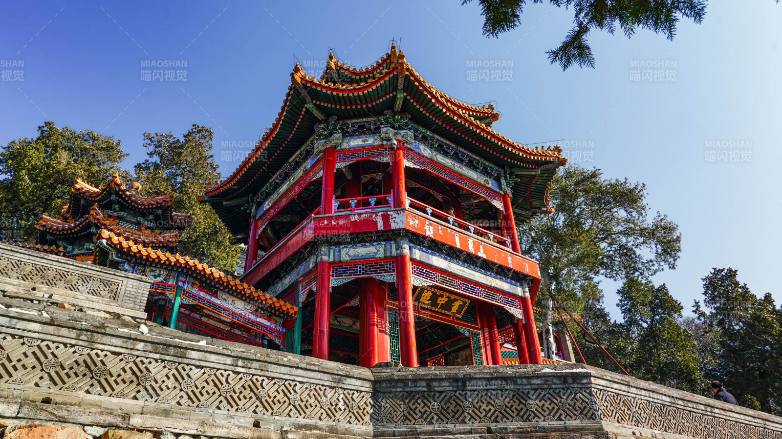 古塔红墙映蓝天图片