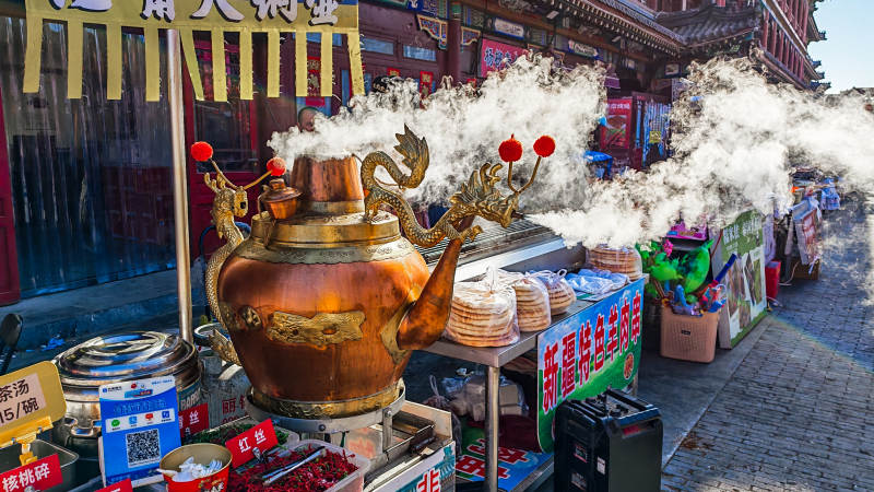 街头铜壶煮茶香图片