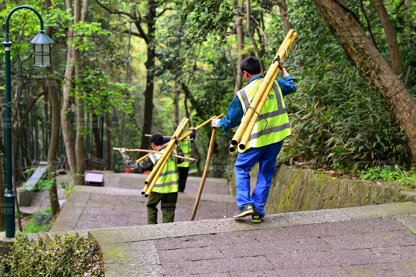 工人搬运山上的建筑材料下山图片