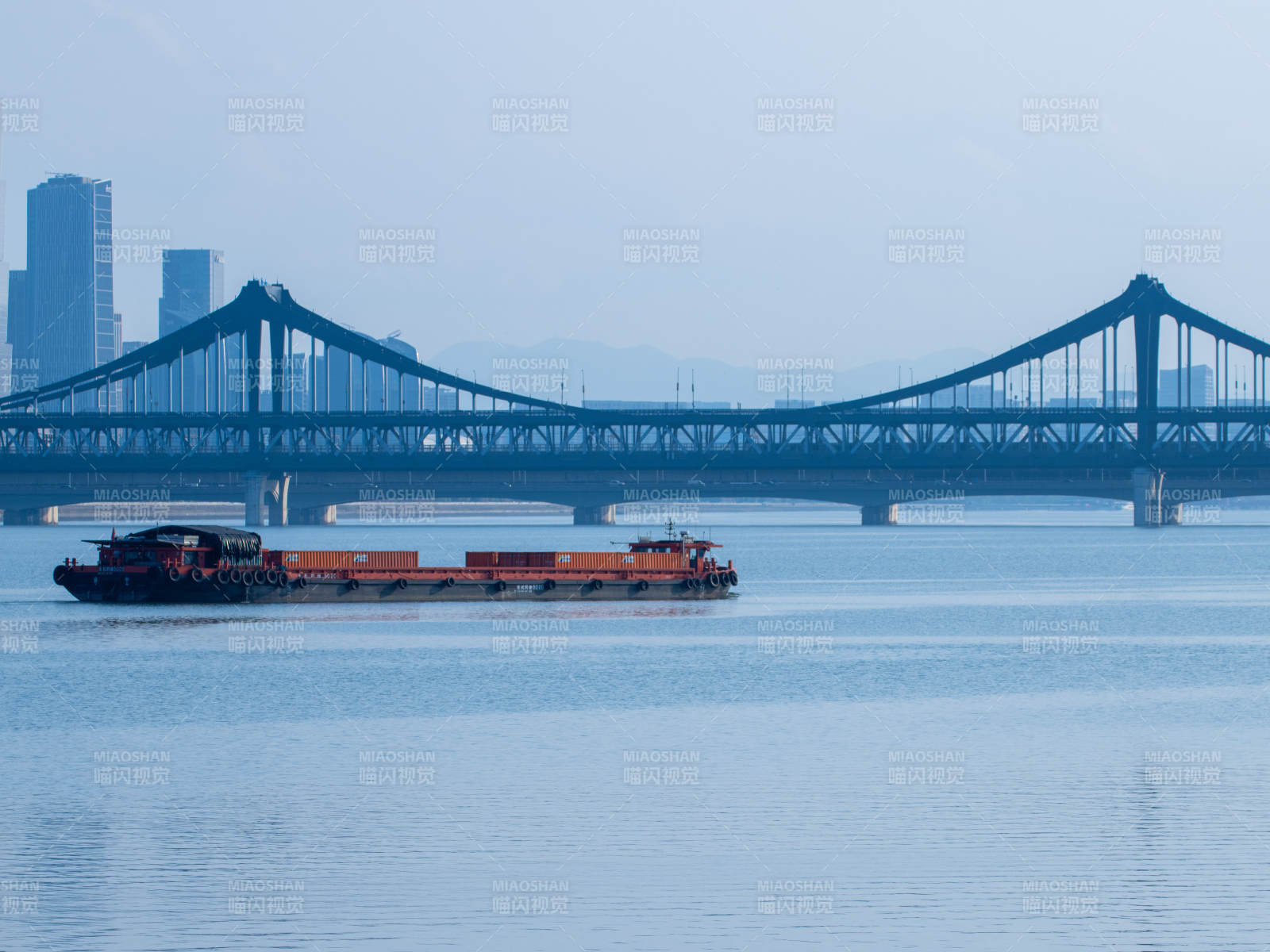 彭埠大桥下的货船图片