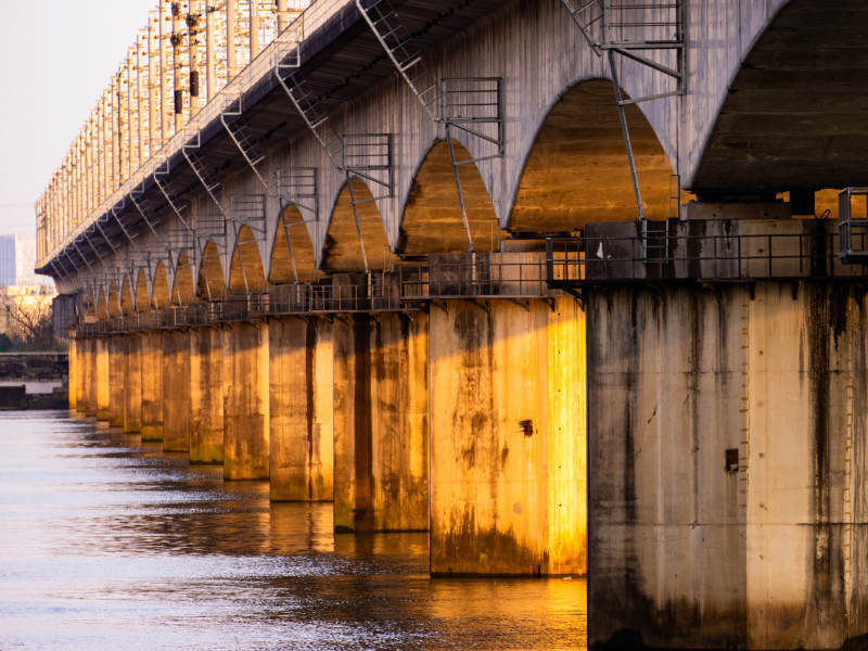 桥下金光映水图片