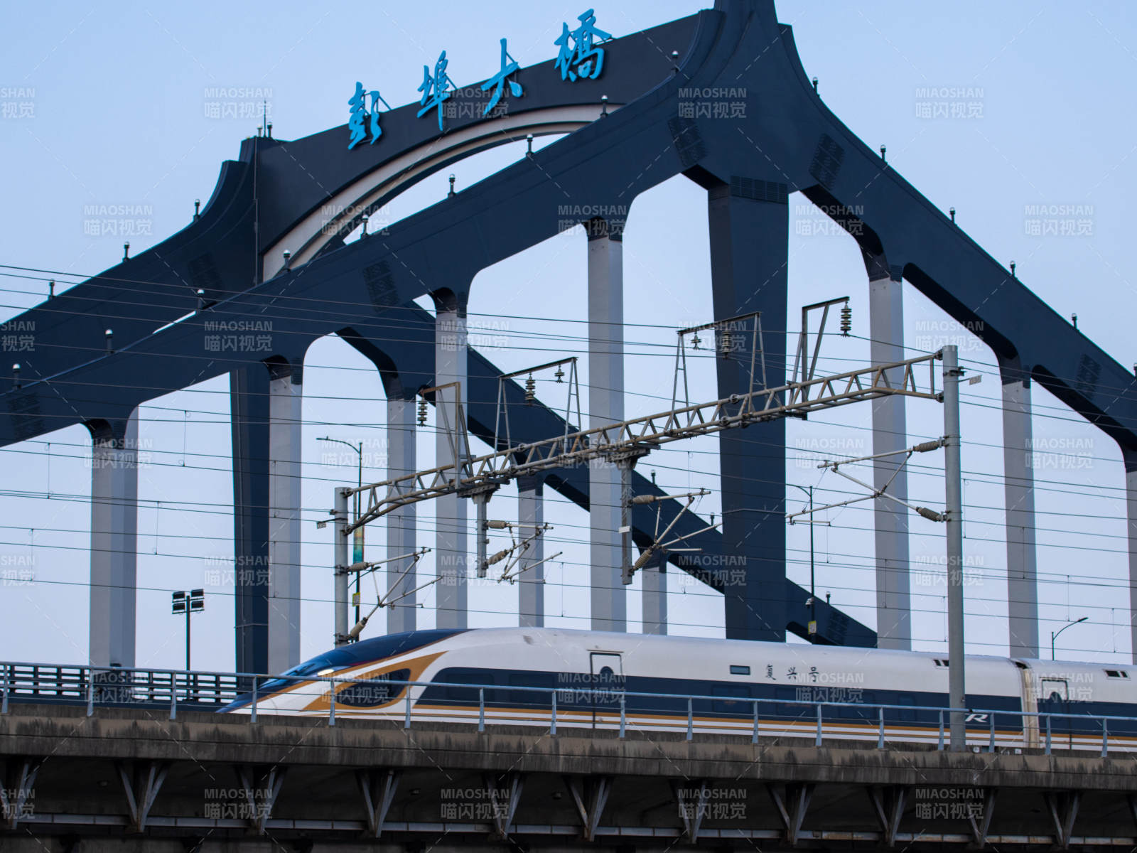 高铁穿越彭埠大桥图片
