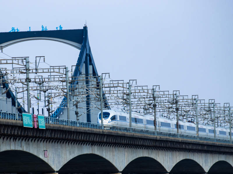 高铁飞驰过桥图片