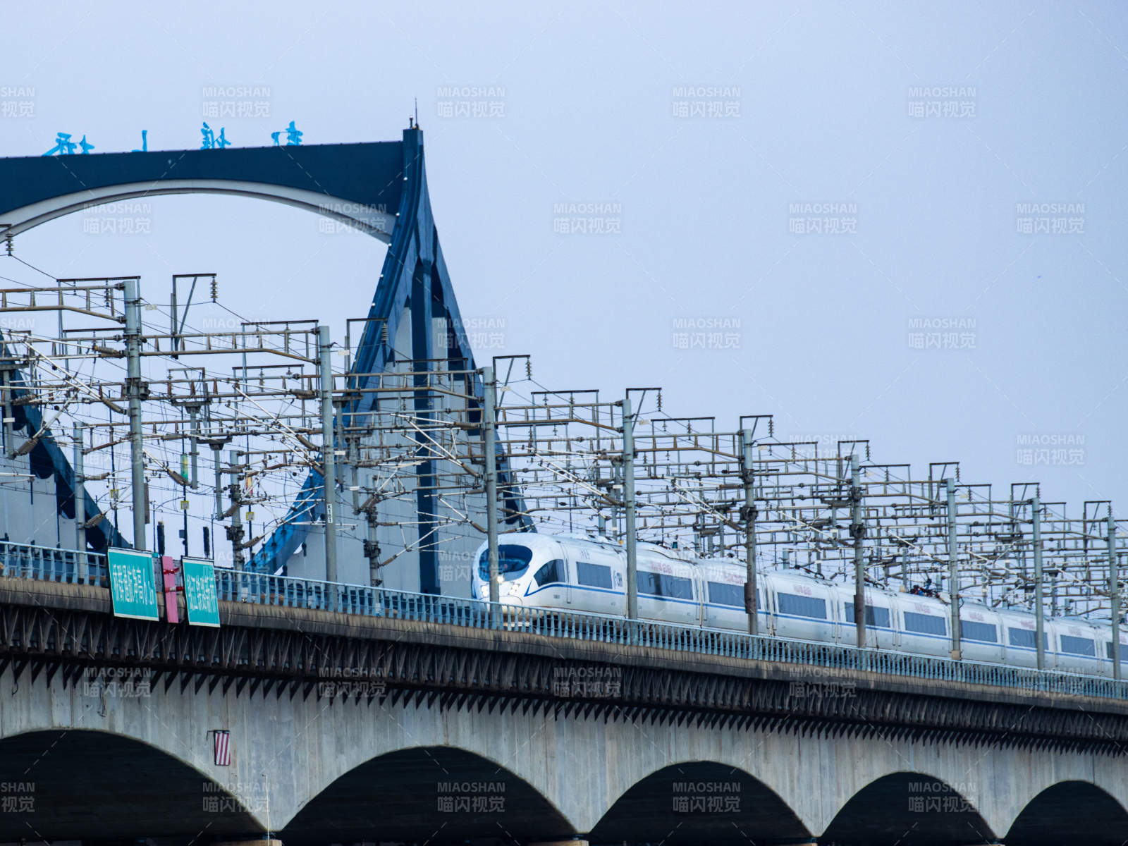 高铁飞驰过彭埠大桥图片