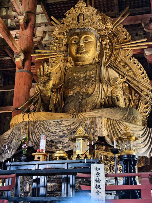 金佛端坐 庄严神圣图片