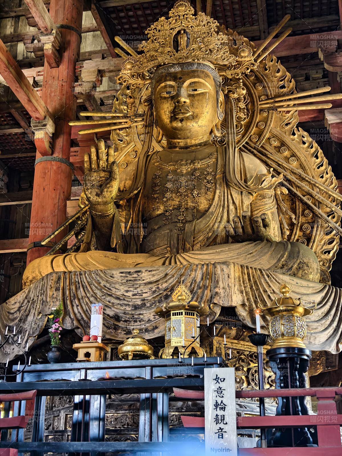 金佛端坐 庄严神圣图片