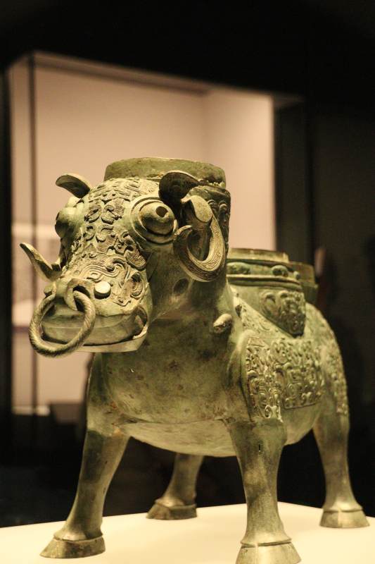 青铜牛尊雕塑图片