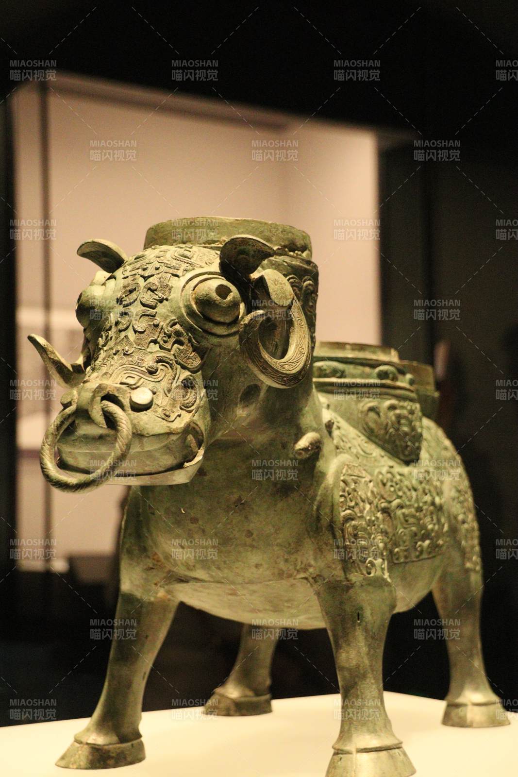 青铜牛尊雕塑图片