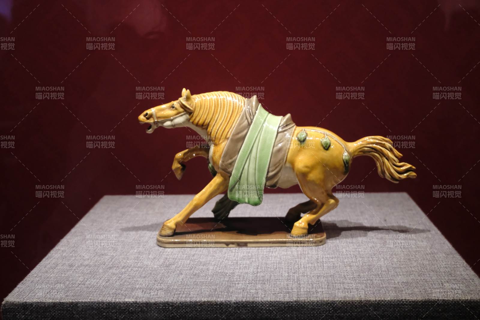 博物馆里的唐三彩马俑 奔腾自在图片