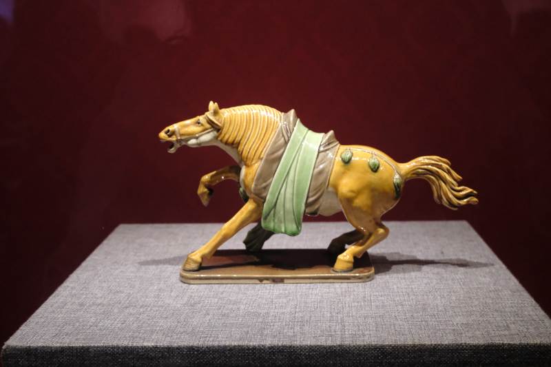 博物馆里的唐三彩马俑 奔腾自在图片