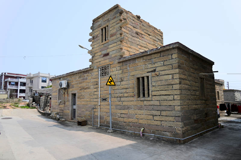 晋江石砌老屋静立街角图片