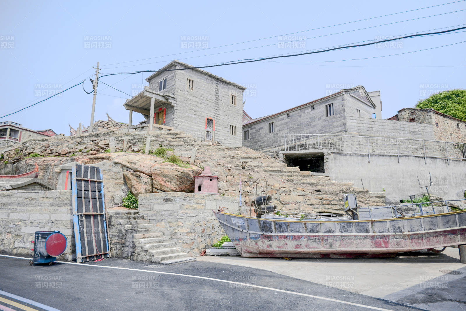 晋江海边石屋与旧船图片