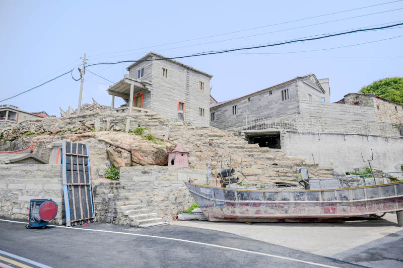 晋江海边石屋与旧船图片