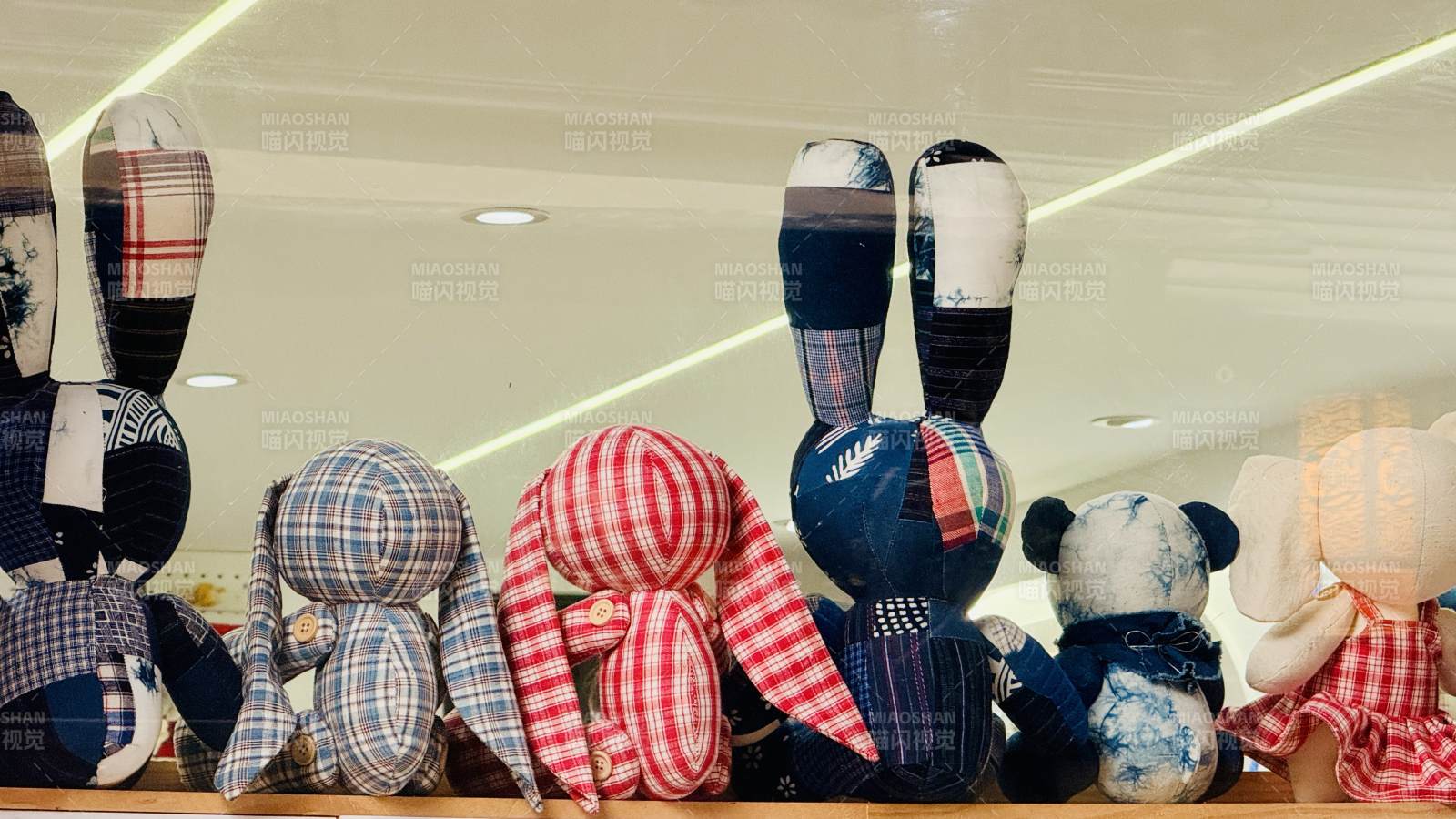 布艺兔子陈列展示图片