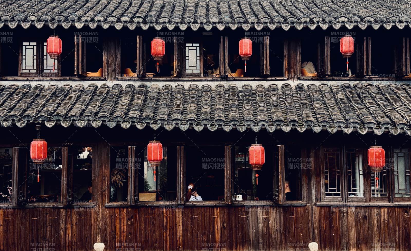 古镇古屋红灯映窗景图片