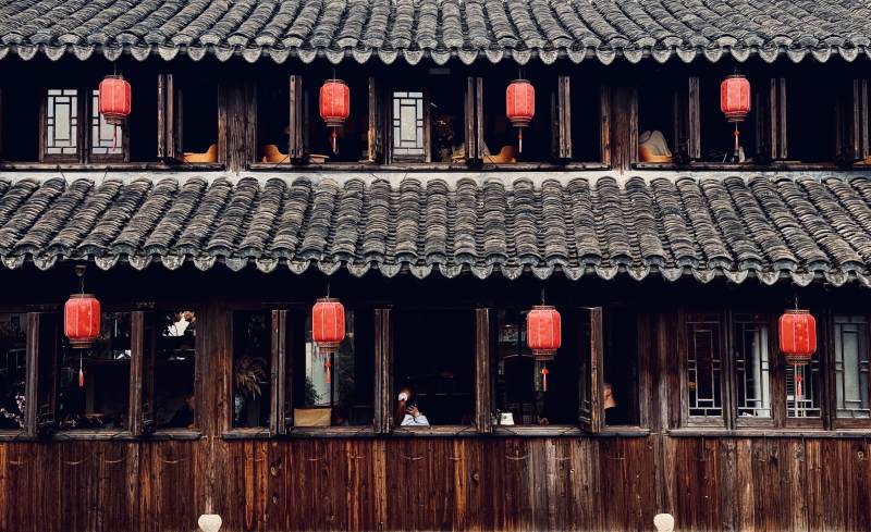 古镇古屋红灯映窗景图片