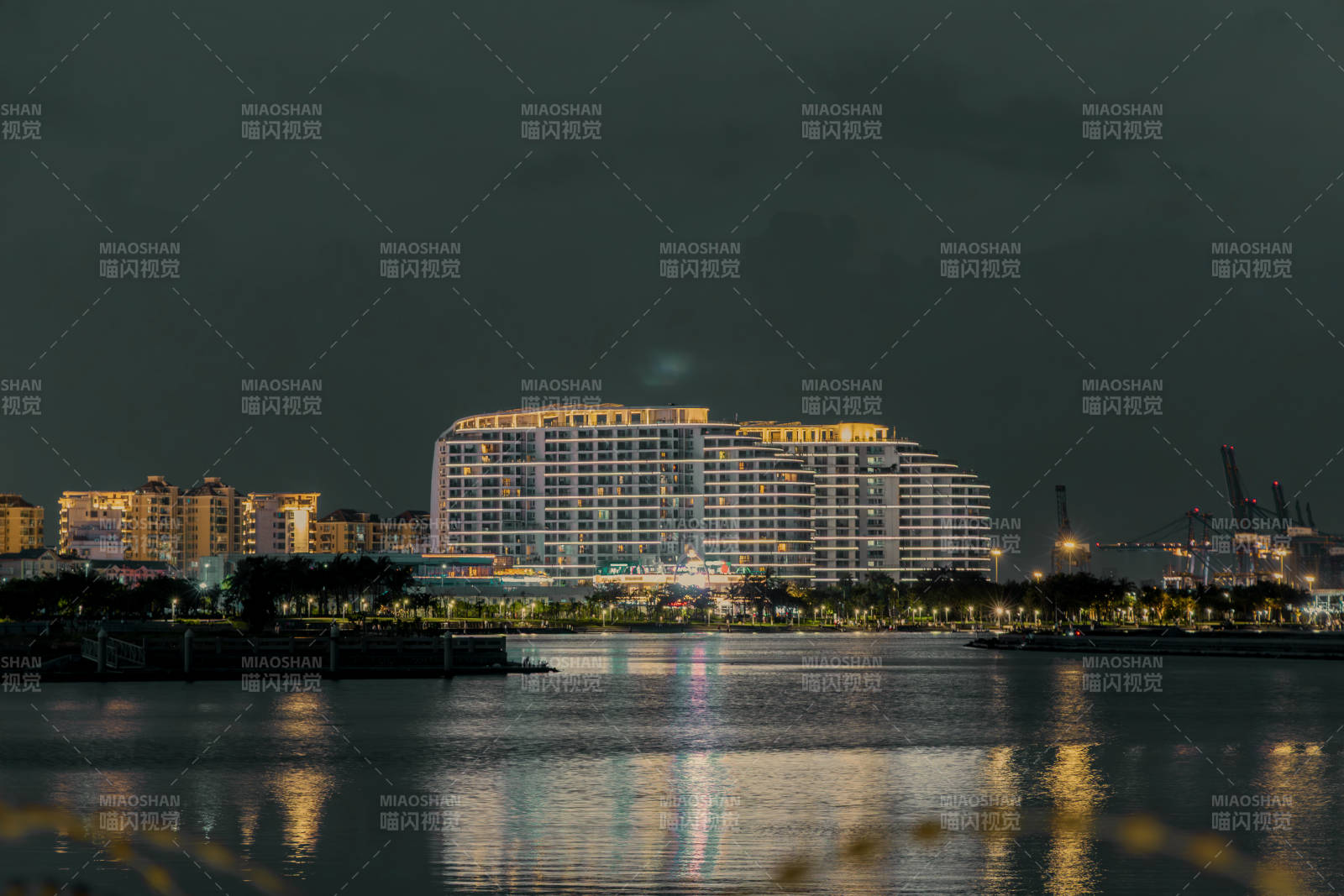 夜幕下的城市灯火图片