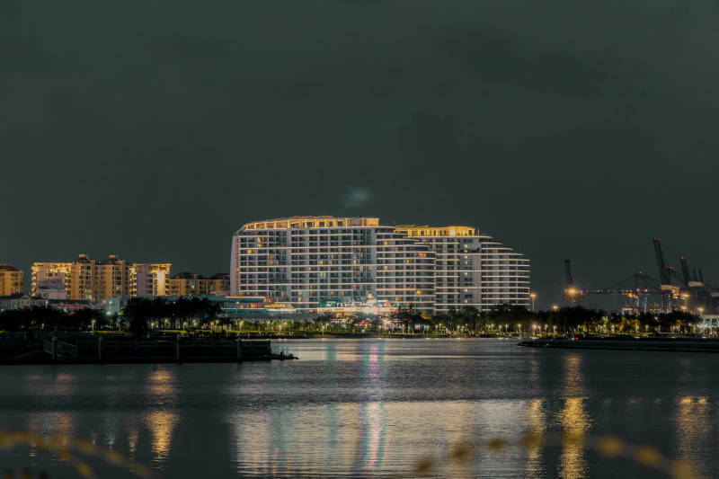 夜幕下的城市灯火图片