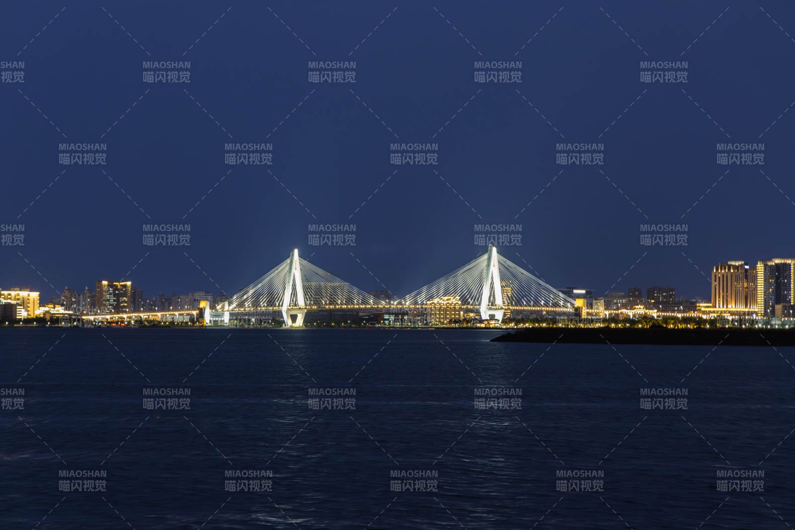 夜幕下的大桥美景图片