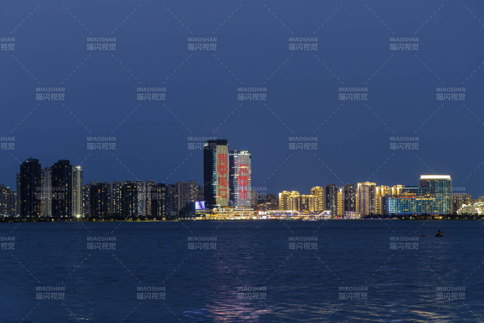 夜幕下的城市天际线图片