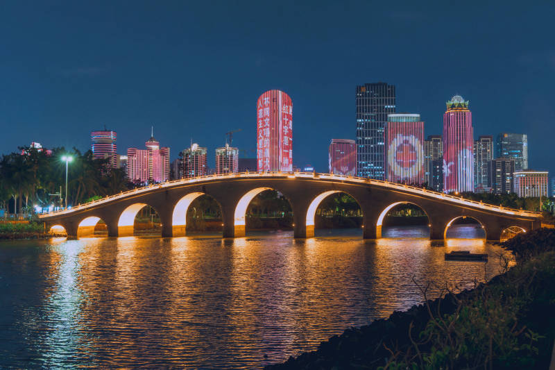 夜景拱桥映城市图片