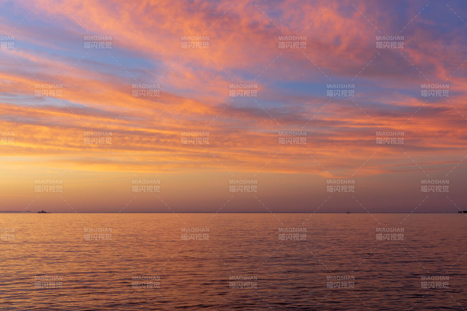 夕阳海天一色图片