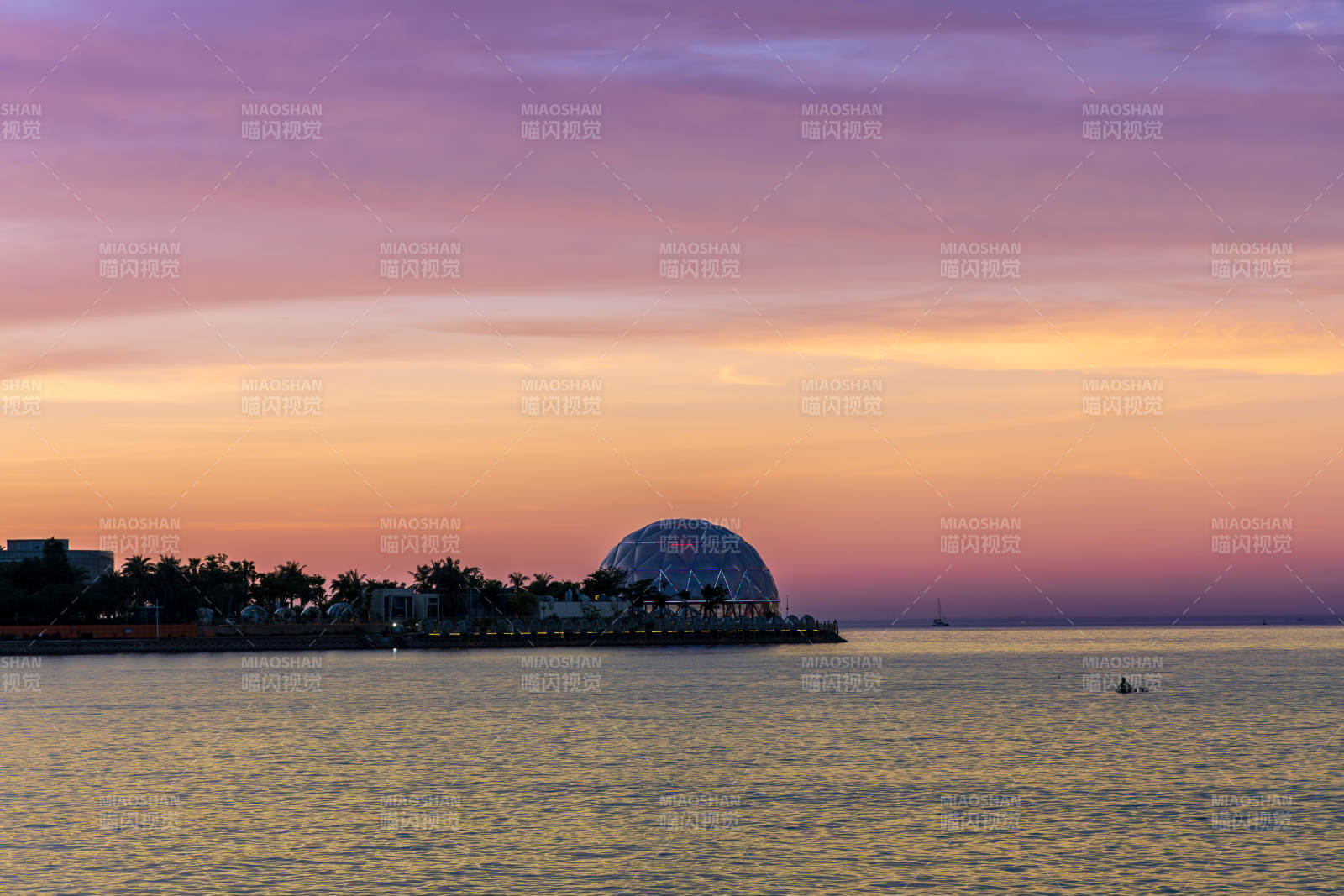 夕阳下的海滨穹顶图片