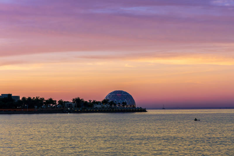 夕阳下的海滨穹顶图片