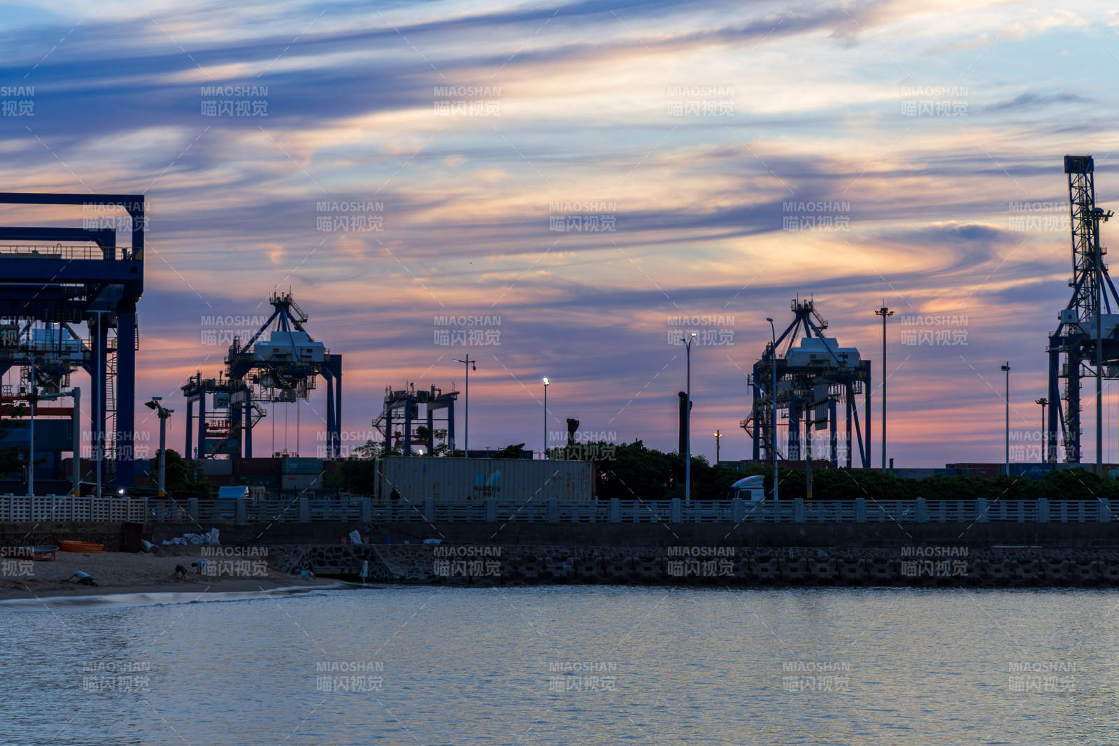 港口黄昏剪影图片