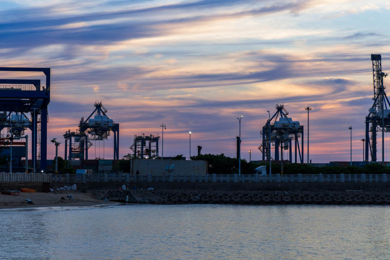 港口黄昏剪影图片